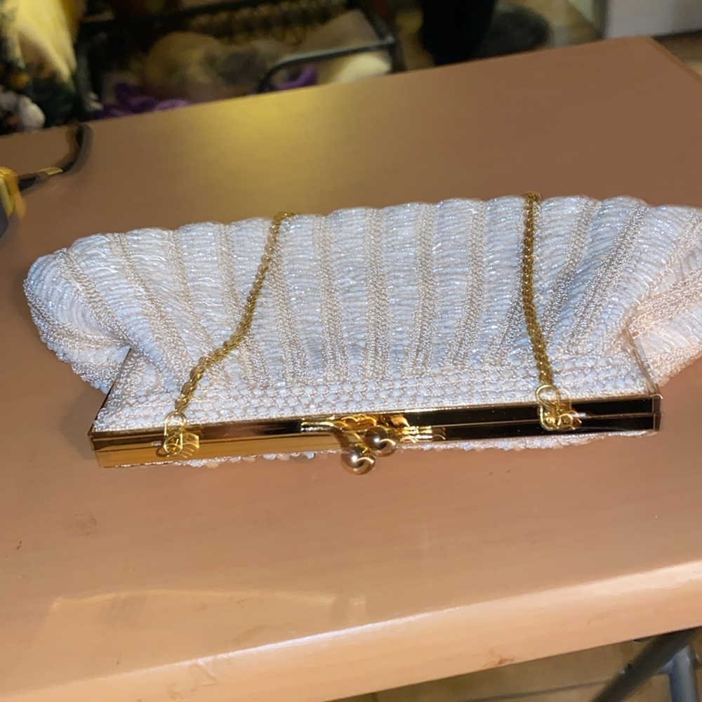 VINTAGE WHITE LA REGALE LTD BRAND BEADED HAND BAG A FEW MISSING BEADS ON HANDLE - Picture 4 of 4